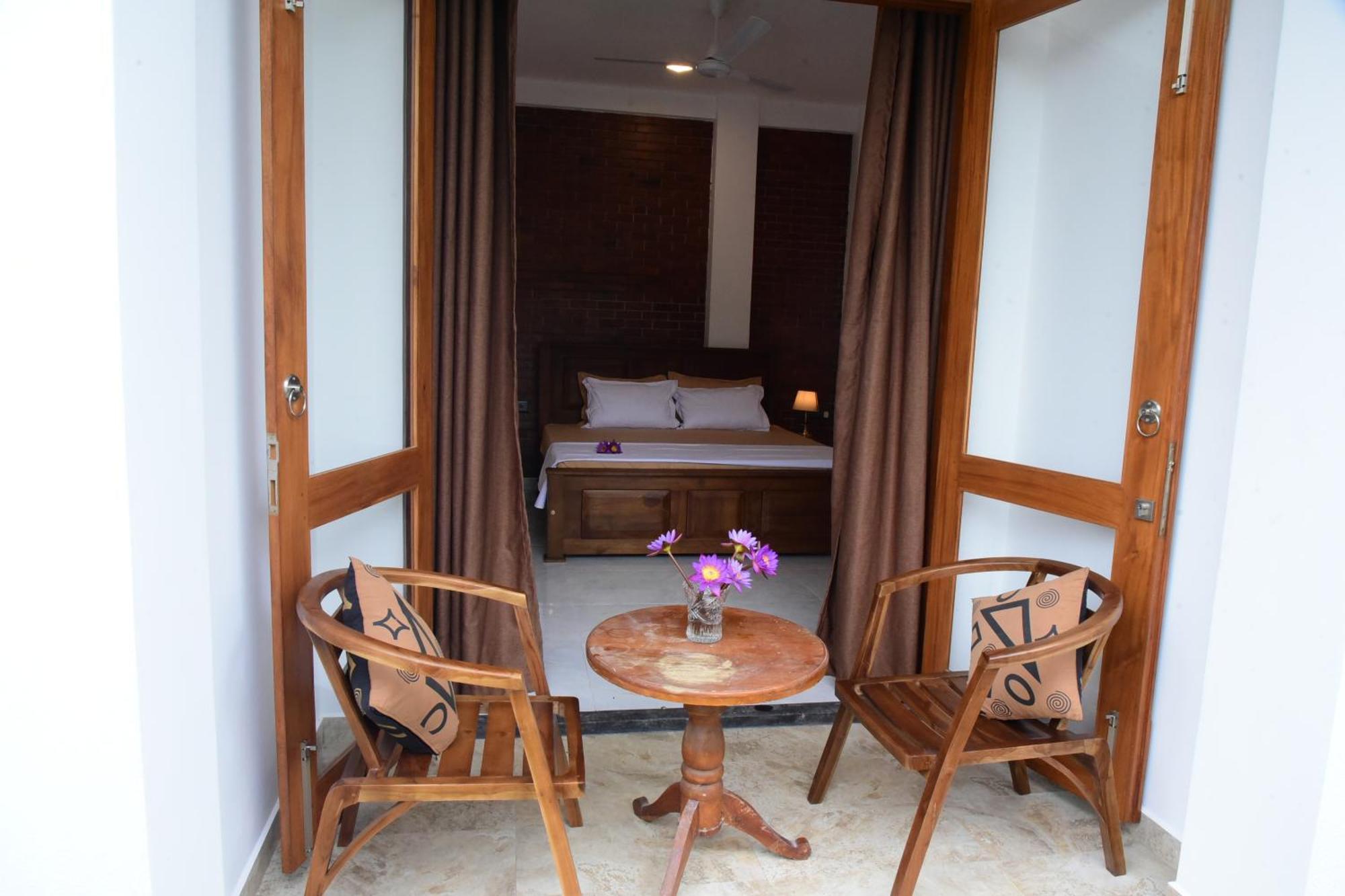 Ocean Ripples Hotel Hikkaduwa Buitenkant foto