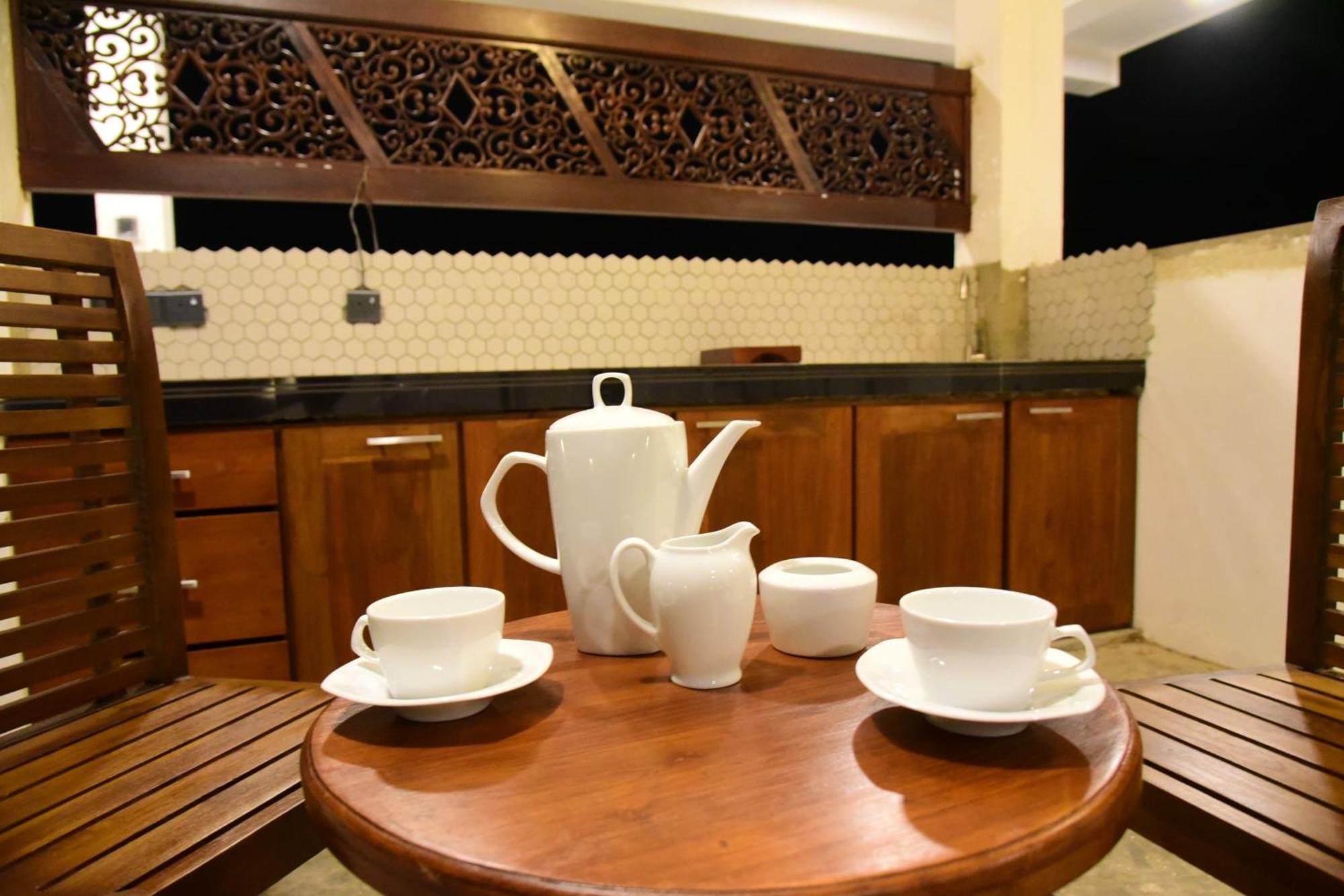 Ocean Ripples Hotel Hikkaduwa Buitenkant foto